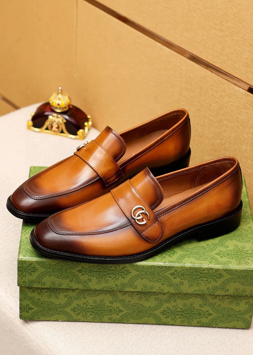 Men's shoes 💰400 💐 Product trademark: GUCCI "Gucci" casual leather shoes Regular size: 39-44 (38.45.46🉑️Customized) Product materials: Selected imported first-layer calfskin upper + luxury hardware buckle, imported 🐑 sheepskin lining. Strong three-dimensional visual effect, combined outsole Color: 2⃣️colors available